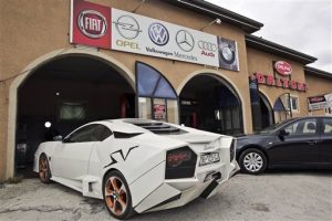 Aficionado de autos en Kosovo se construye 