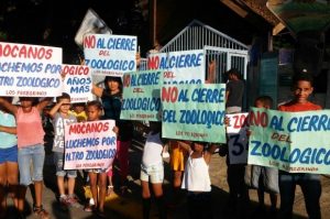 Realizan vigilia para que no cierren el zoológico de Moca