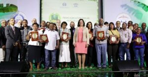 Vicepresidencia premia labor agrícola y agropecuaria de familias