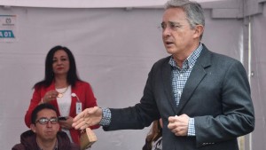 Uribe afirma que la paz ilusiona pero el acuerdo con las FARC decepciona