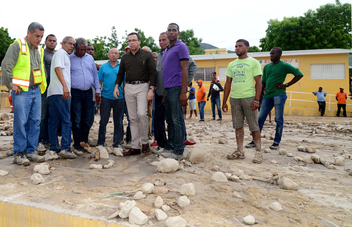 Ministro de Educación visita escuela afectada por inundaciones en Las Clavellinas de Barohuco