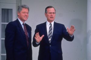 Carta de George Bush Sr. a Bill Clinton le da una lección de civismo a Donald Trump