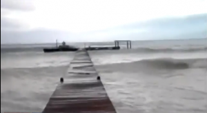 Fuerte oleaje afecta muelle de Cabo Rojo en Pedernales