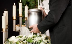  Sacerdotes y pastores están de acuerdo con no esparcir cenizas de un cuerpo cremado