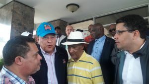 Alcalde DN y director CAASD visitan capotillo donde alud mató 2 niñas
