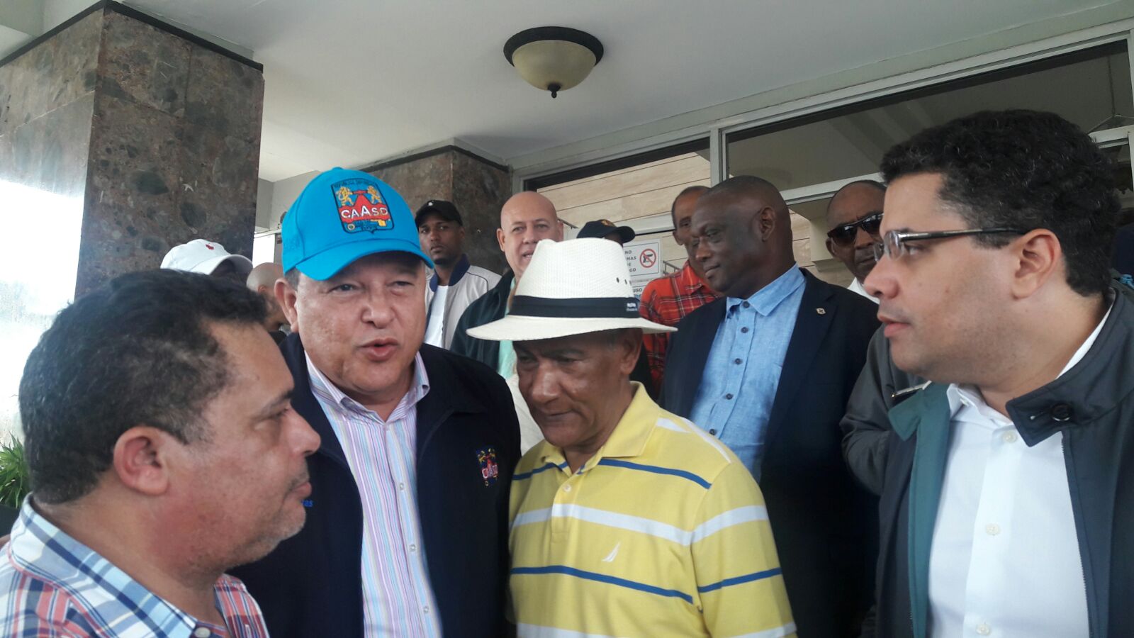 Alcalde DN y director CAASD visitan capotillo donde alud mató 2 niñas