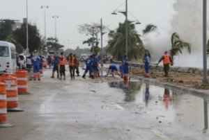MOPC limpia escombros del Malecón tras paso de Matthew 