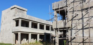 Escuela abandonada mantiene en protesta comunidad rural en Sánchez Ramírez