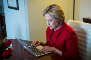Campaña de Clinton pide al FBI que revele los detalles de los nuevos correos
