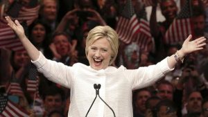 Clinton mantiene ventaja de 50 puntos porcentuales sobre Trump entre hispanos