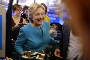 La ofensiva de propaganda electoral de Clinton supera a Trump en EEUU