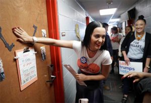 Cantante Kate Perry pide votar por Clinton