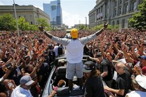 LeBron James muestra su apoyo a Hillary Clinton