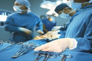 Colocan grillete a doctor acusado mala práctica médica