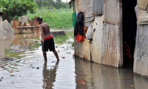 Temen por crecida del rio Isabela en La Zurza; colocan pertenencias encima de sus casas