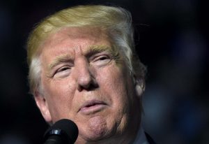 Golpeado pero agresivo, Trump va al debate con Clinton