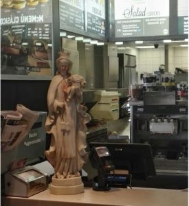  Halloween: Decoran McDonald’s con Virgen del Carmen ensangrentada y Niño Jesús decapitado