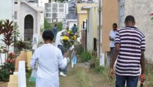 Decenas acuden a cementerios por Día de las Madres 