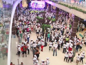 Cientos de personas asisten a caminata por la salud y prevención cáncer de mama 
