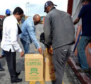 Aduanas: varios detenidos por millonario decomiso de whisky y cigarrillos 