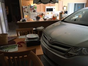 Estacionaron el auto en la sala de su casa para protegerlo del huracán Matthew
