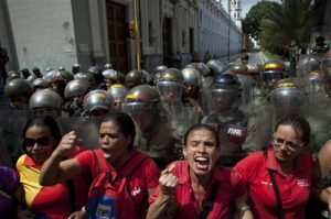 Asamblea continúa el debate de un juicio político a Maduro
