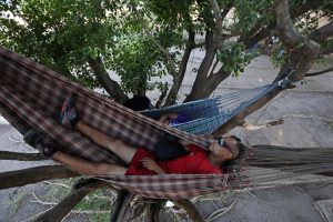 En hamacas colgadas de árboles viven venezolanos que huyeron a Brasil