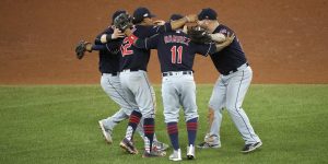 Indios a un paso de barrer Azulejos y cruzar a Serie Mundial