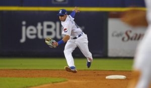 Rymer Liriano recibió un boleto con las bases llenas y Jenrry Mejía lanzó un relevo oportuno para que los Tigres del Licey vencieran 4-3 a los Leones del Escogido en su primer partido de la temporada de béisbol invernal dominicano, torneo dedicado a don Alejandro Asmar Sánchez.