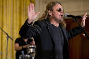 
Maná pide a hispanos votar por el partido que ‘no es racista’

