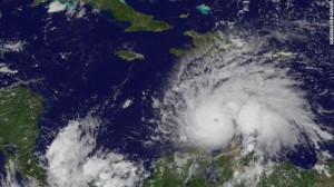 Evacuan personal de Guantánamo por el huracán Matthew