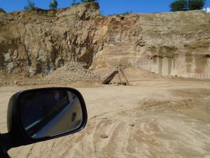 Medio Ambiente cierra mina de agregados en La Vega que operaba de manera ilegal 