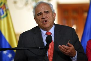 Oposición venezolana dice a Samper que si acompaña diálogo promueva comicios