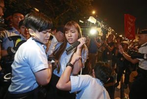 China bloquea la investidura de 2 legisladores en Hongkong 