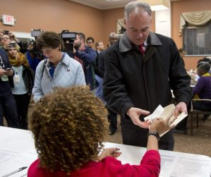 Kaine vota en Virginia, alaba alta participación 