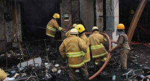 India: Mueren al menos 13 en incendio en fábrica textil 