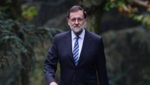 El presidente del Gobierno, Mariano Rajoy, ha anunciado este sábado que ya ha iniciado personalmente contactos con representantes de otros partidos con el objetivo de lograr el respaldo suficiente para aprobar los presupuestos generales del Estado.
Play
Unmute
Fullscreen

Rajoy ha desvelado esos contactos, de los que no ha dado detalles, en declaraciones a los periodistas en Santiago de Compostela tras asistir al acto de toma de posesión de Alberto Núñez Feijóo como presidente de la Xunta.

Estas han sido las primeras declaraciones del presidente del Gobierno desde que fue investido el pasado 29 de octubre y tras la formación de su nuevo Ejecutivo, cuyos ministros ha explicado hoy que ha elegido porque cree que son los mejores.

Respecto a las negociaciones para la aprobación de los presupuestos, ha informado de que, además de sus contactos, también la vicepresidenta, Soraya Sáenz de Santamaría, se ha reunido con dirigentes de otros partidos con el mismo fin y que igualmente lo han hecho ya varios ministros con diputados de otros partidos competentes en sus áreas respectivas. ”Estamos hablando con todo el mundo. Lógicamente lo haremos más intensamente con aquellos que tienen más predisposición a apoyar los presupuestos”, ha recalcado antes de reconocer: “Sí, yo ya he tenido alguna conversación”.

Pero no ha informado de quiénes han sido sus interlocutores aparte de la conocida charla que mantuvo hace unos días con el presidente de Ciudadanos, Albert Rivera. Rajoy ha señalado que este tipo de diálogo será lo normal a partir de ahora y que lo primero que ha de lograrse con ello es la aprobación del techo de gasto y los objetivos de estabilidad. ”Se trata de que las comunidades autónomas y los ayuntamientos puedan elaborar unos buenos presupuestos y atender a los servicios públicos, y ya un poco más adelante vendrán los presupuestos”, ha manifestado el presidente. Y ha reiterado: “Esta debe ser la legislatura del diálogo, en la que todos hablemos y, si es posible, acordemos”.

Al ser sus primeras declaraciones tras formar el nuevo Ejecutivo, los periodistas le han pedido que explicara los motivos por los que ha elegido a sus ministros y por qué ha prescindido de otros, como José Manuel García Margallo o Jorge Fernández. ”Yo he nombrado a los ministros que he nombrado porque creo que son los mejores. No hay más criterio que el mérito y la capacidad”, ha explicado antes de asegurar que él es el primer interesado en que las cosas vayan bien en España. Y a renglón seguido, el presidente ha señalado: “Espero haber acertado”.

Montoro presentará en “días” el techo de gasto

Mientrastanto, en Córdoba, el ministro de Hacienda y Función Pública, Cristóbal Montoro, ha insistido en que su “objetivo inmediato” es la elaboración de los PGE para 2017, desde el entendimiento con otras fuerzas políticas y, para ello, en “pocos días” presentará “el techo de gasto”, señalando que España va a “cumplir con Europa” en materia de déficit público, lo que implicará que las comunidades autónomas tendrán que “adaptar” también sus previsiones.