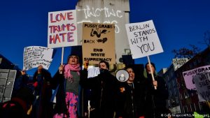 Manifestación contra Trump ante la embajada de EE.UU. en Berlín