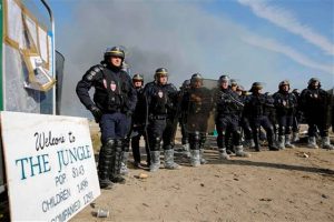 Francia traslada a migrantes menores del campo de Calais 