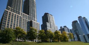 Residentes en Manhattan consiguen retirar nombre del presidente electo en tres edificios