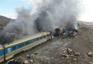 Al menos 40 muertos al chocar dos trenes de pasajeros en Irán