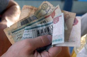 Egipto devalúa su moneda, cumple una demanda clave del FMI 