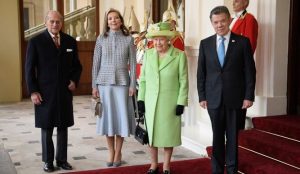 Cañonazos en Londres para recibir al Nobel de la paz Santos