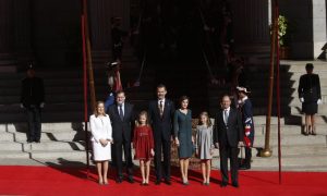 Rey de España pide a parlamento ganarse confianza de público 