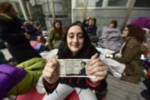 Fanáticos acampan más de un mes en Madrid para ver a su ídolo Justin Bieber