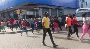 Repleta la avenida Duarte por Black Friday