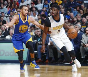 Curry lidera ataque arrollador de los Warriors