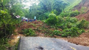 Continúan inundaciones en P. Plata; hay derrumbe en carretera Los Quemados