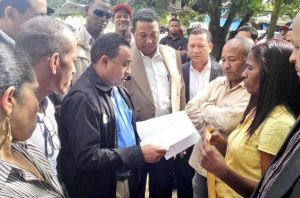 Director del INVI visita sectores de SDE: promete terminar apartamentos inconclusos