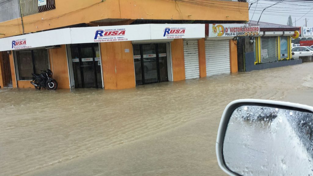 COE mantiene provincias en alerta por aguaceros; inundaciones desplazan miles de personas